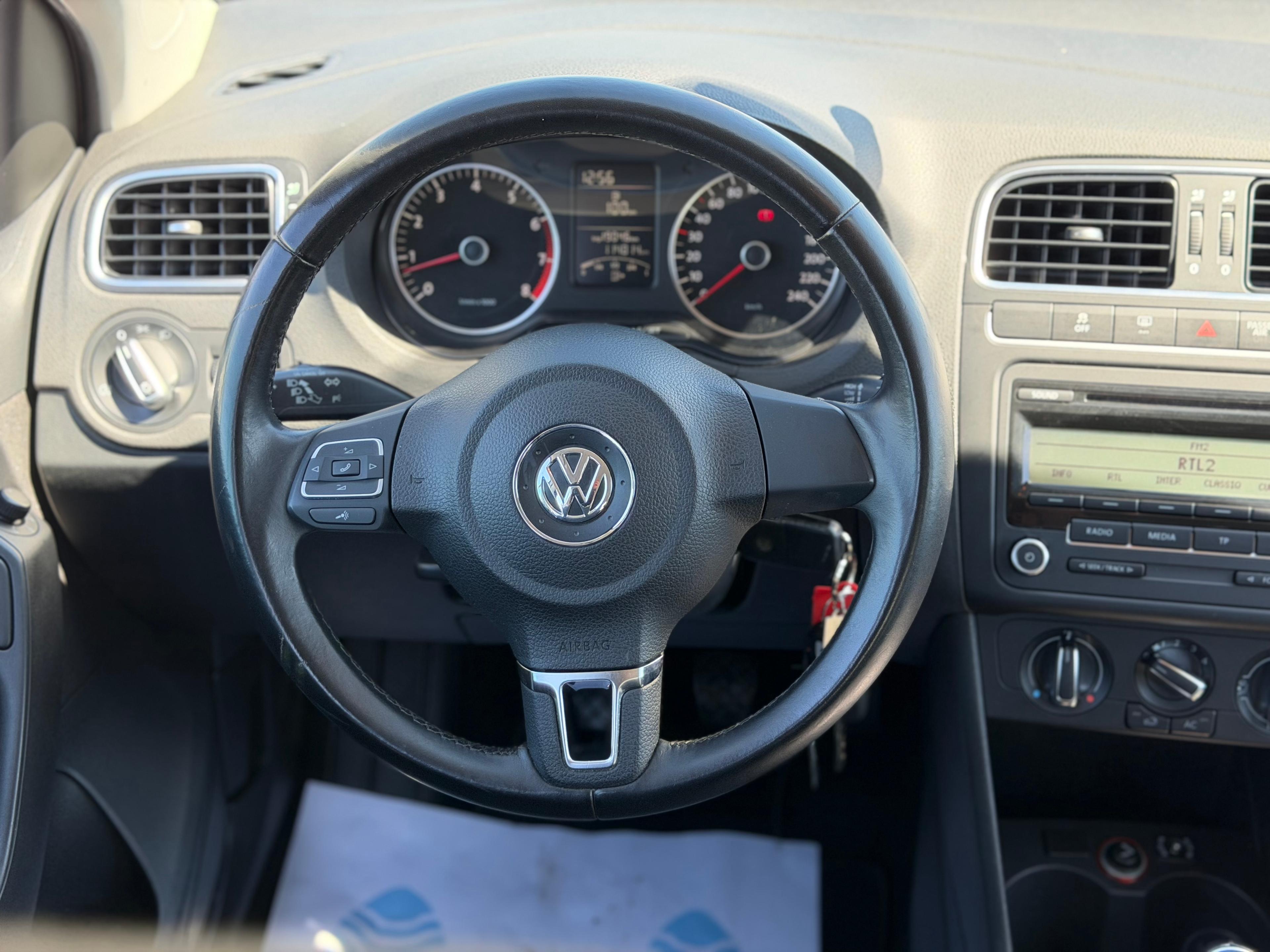 VOLKSWAGEN POLO